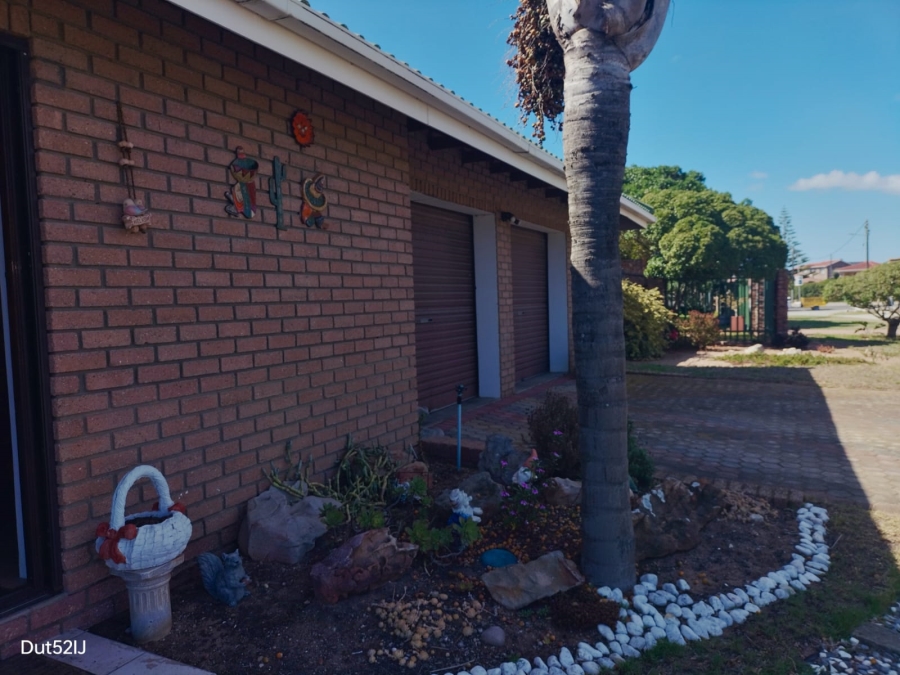 4 Bedroom Property for Sale in Fraaiuitsig Western Cape